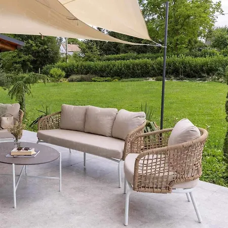 Lak-lak Vendeghaz Apartment